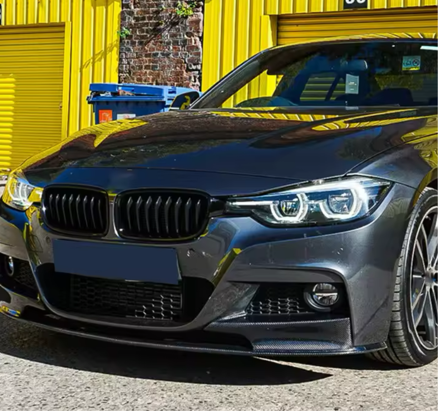 Sötétszürke BMW F30 első 3/4-es nézetből, felszerelt carbon első koptatóval (MP Style)