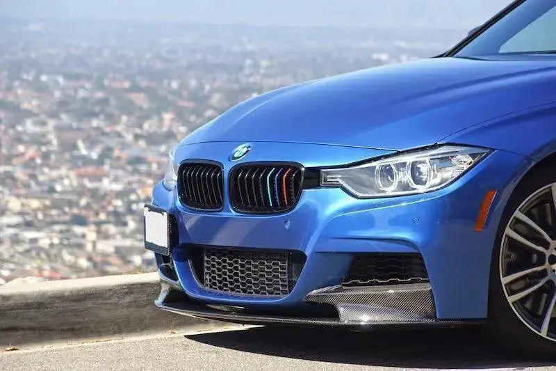 Kék BMW F30 elejének 3/4-es közelije felszerelt carbon első koptatóval (MP Style)