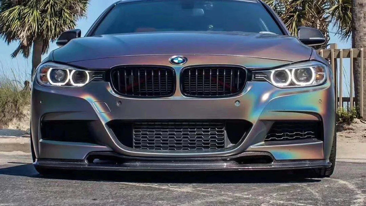 Színváltó fényezésű BMW F30 szemből, carbon első koptatóval (Varis Style)