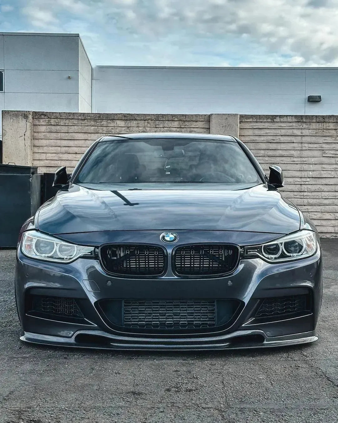 Sötétszürke BMW F30 szemből, felszerelt carbon első koptatóval (VRS Style)