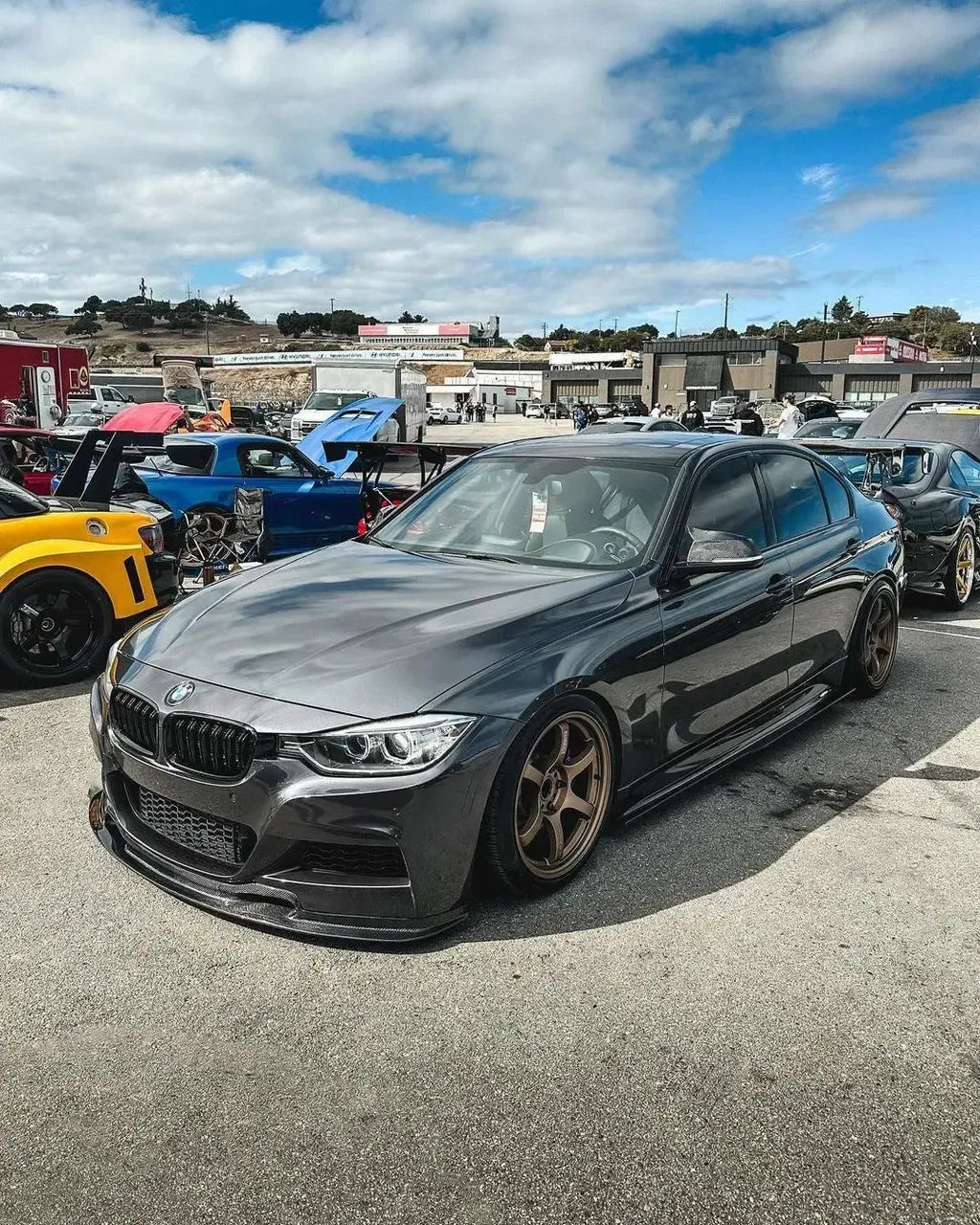 Szürke BMW F30 autós találkozón, első 3/4-es nézetből carbon első koptatóval (VRS Style)