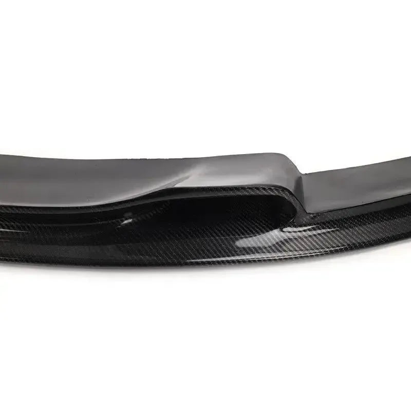 Első koptató középső részének carbon szövésmintája közelről (VRS Style) – BMW F30 3-as sorozat