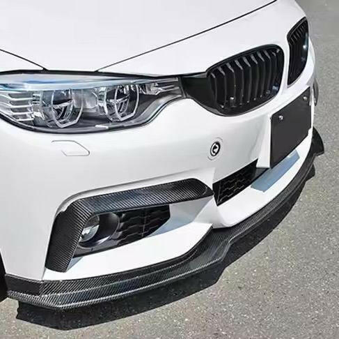 Fehér BMW F32 coupé első lökhárítója közelről, felszerelt carbon első koptatóval (EC Style)