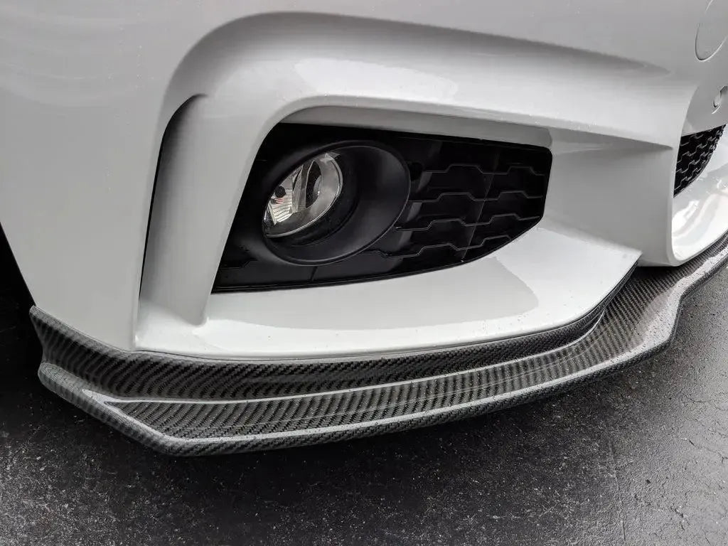 Fehér BMW F32 lökhárítójának sarka közelről, felszerelt carbon első koptatóval (END CC Style)