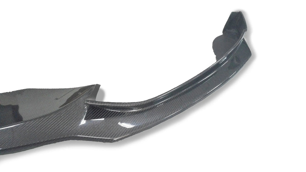 Carbon első koptató oldalsó háromnegyed nézetből, fehér háttér előtt (END CC Style) – BMW F32 4-es sorozat