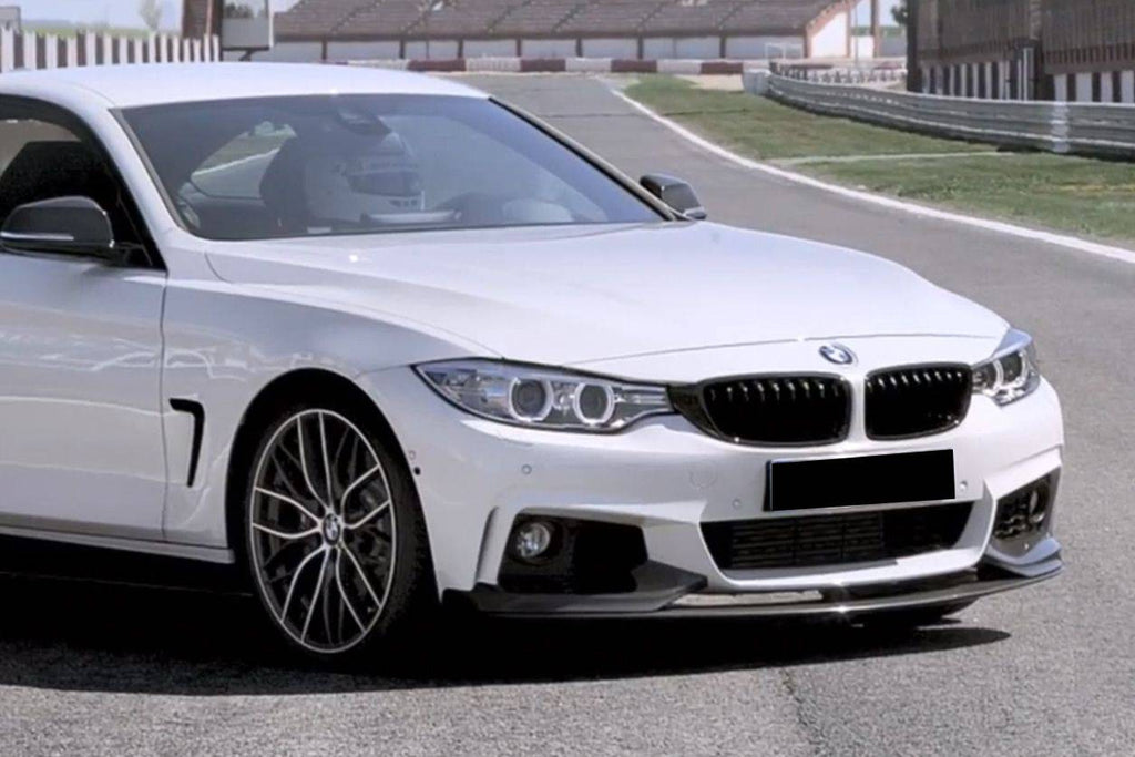 Fehér BMW F32 a versenypályán, első háromnegyed nézetből, felszerelt carbon első koptatóval (MP Style)