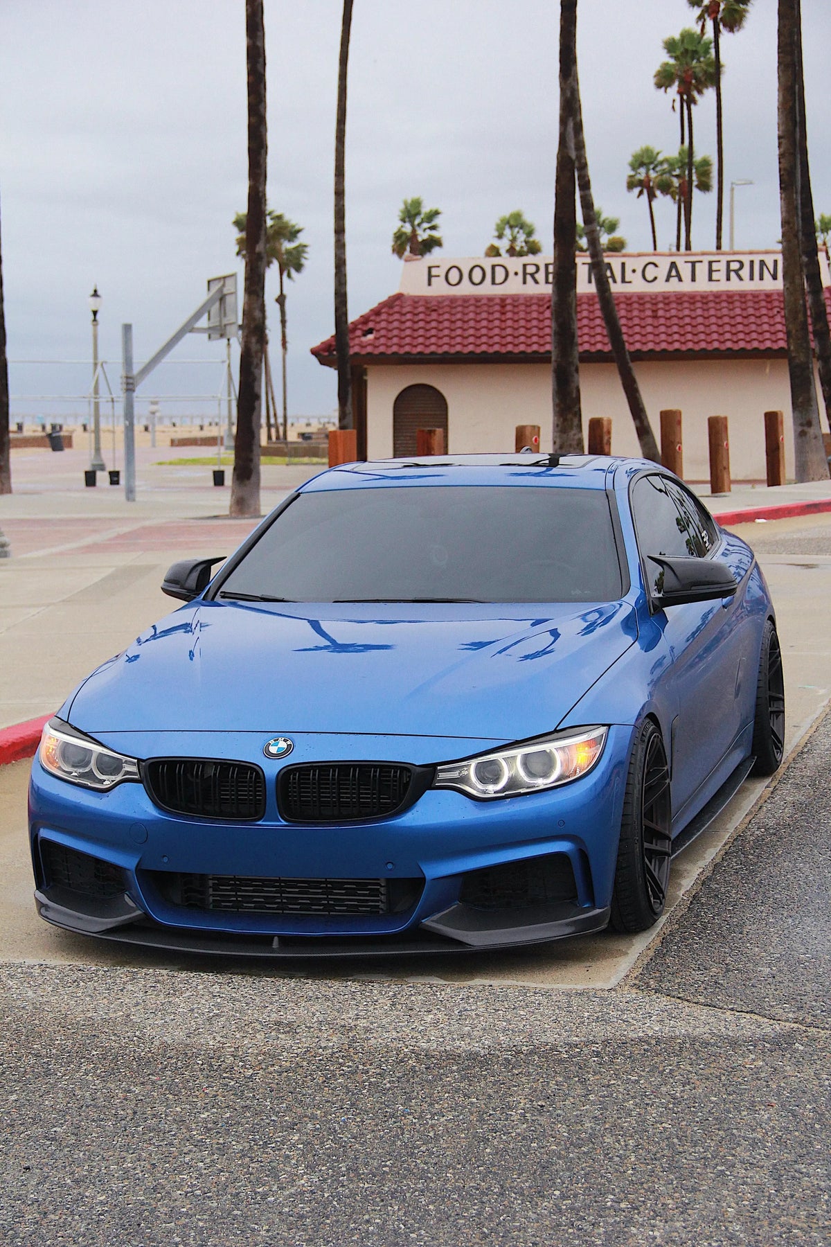Kék BMW F32 elölnézetből, felszerelt carbon fiber első koptatóval (MP Style)
