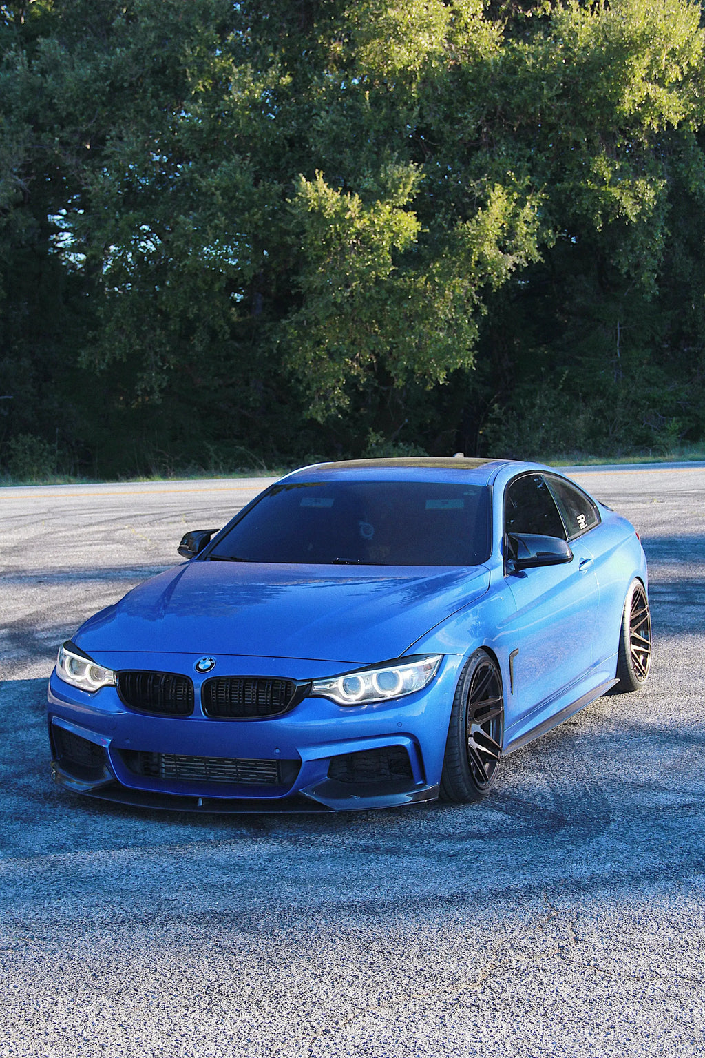 Felszerelt carbon első koptató kék BMW F32 coupén, első háromnegyed nézetből (MP Style)