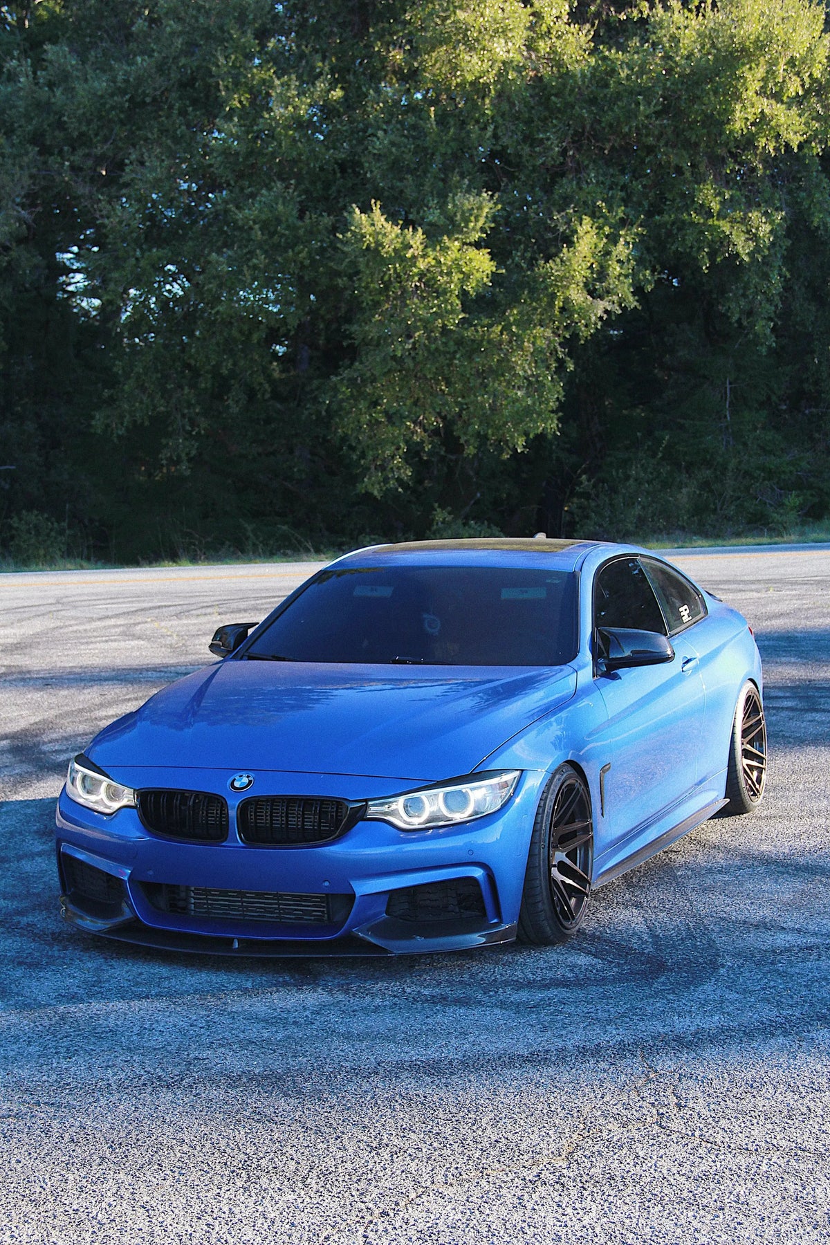 Felszerelt carbon első koptató kék BMW F32 coupén, első háromnegyed nézetből (MP Style)