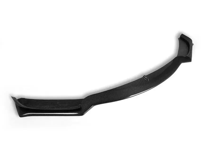Egyrészes carbon első koptató háromnegyed nézetből, fehér háttéren (V Style) – BMW F32 4-es sorozat