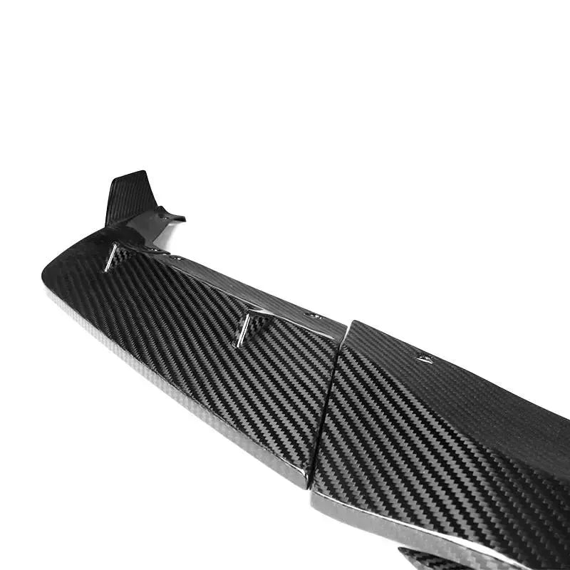 Close-up of the carbon front lip corner with vertical rib and weave pattern (MT Style) – BMW F90 M5
