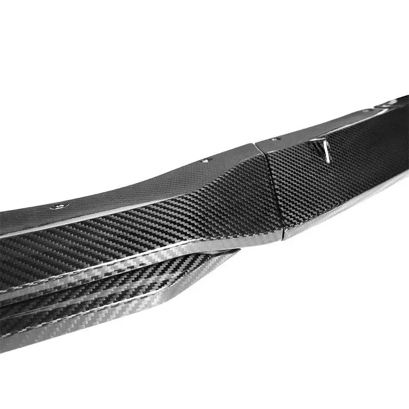 Close-up of the carbon front lip center joint and weave pattern (MT Style) – BMW F90 M5