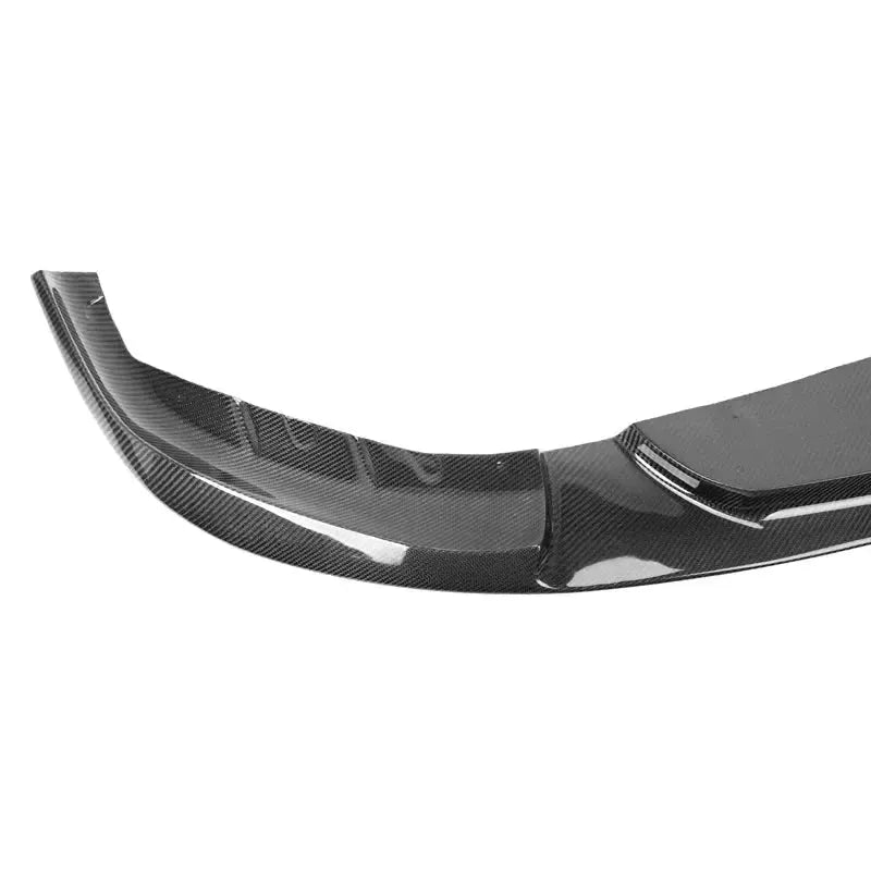 Close-up of the lip side section and center step with carbon weave (3D Style) – BMW G30 5 Series