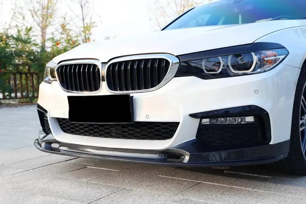 White pre-LCI BMW G30 M Sport front three-quarter view, with fitted carbon front lip (3D Style)