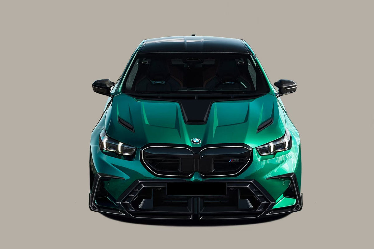 Carbon fiber első koptató zöld BMW G90 M5-ön, elölről felülnézetben, renderkép (AD Style)