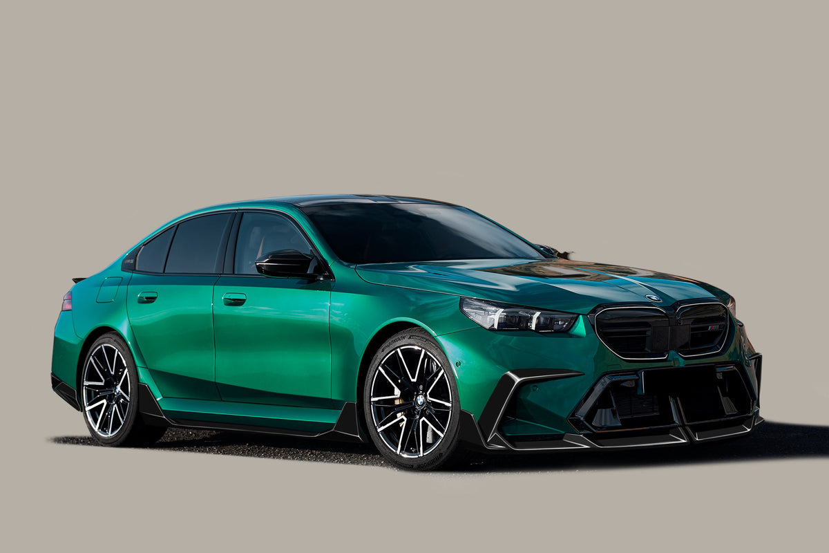 Zöld BMW G90 M5 jobb első 3/4 nézetben, carbon fiber első koptatóval, renderkép (AD Style)