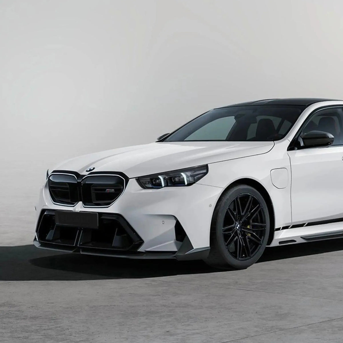 Carbon fiber első koptató fehér BMW G90 M5-ön, elölről 3/4 nézetben (MP Style)