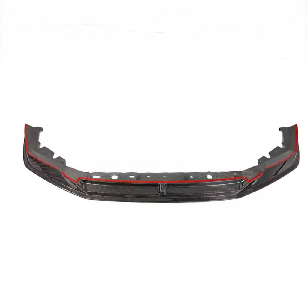 Egyrészes carbon fiber első koptató piros ragasztócsíkokkal, elölről (SQ Style V2) – BMW G90 M5