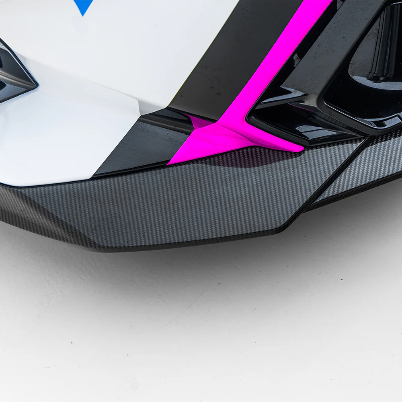 Carbon fiber első koptató sarokrésze közelről, oldalnézetben fehér BMW G90 M5-ön (SQ Style V2)
