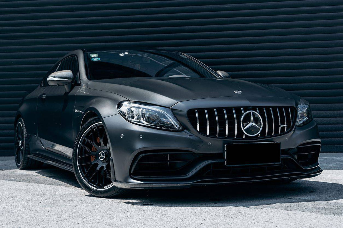 Matt szürke Mercedes-AMG C63 S C205 facelift elölről, felszerelt fekete első koptatóval (BKSS Style)