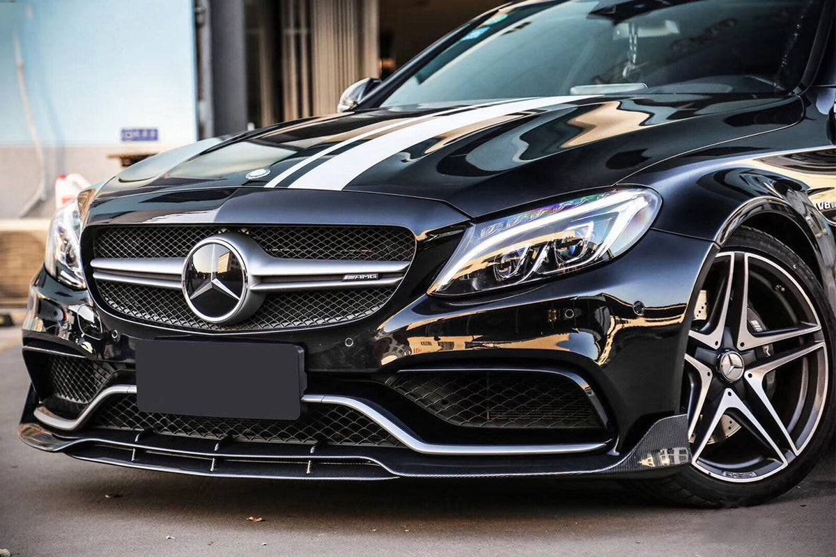 Fekete, fehér csíkos, facelift előtti Mercedes-AMG C63 C205 elölről, bordázott első koptatóval (BRS Style)