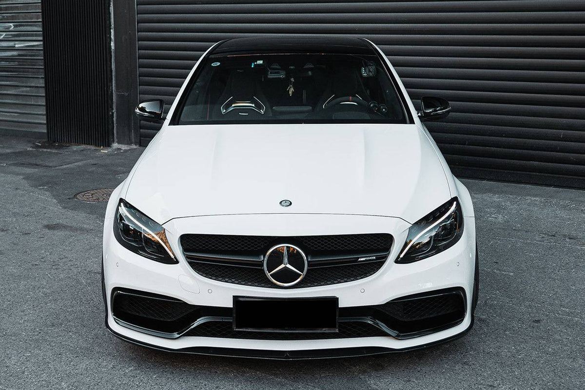 Fehér, fekete tetős, facelift előtti Mercedes-AMG C63 W205 elölről, lapos első koptatóval (BKSS Style)