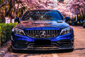Kék Mercedes-AMG C63 W205 facelift elölről, szellőzős motorháztetővel és bordázott első koptatóval (BRS Style)