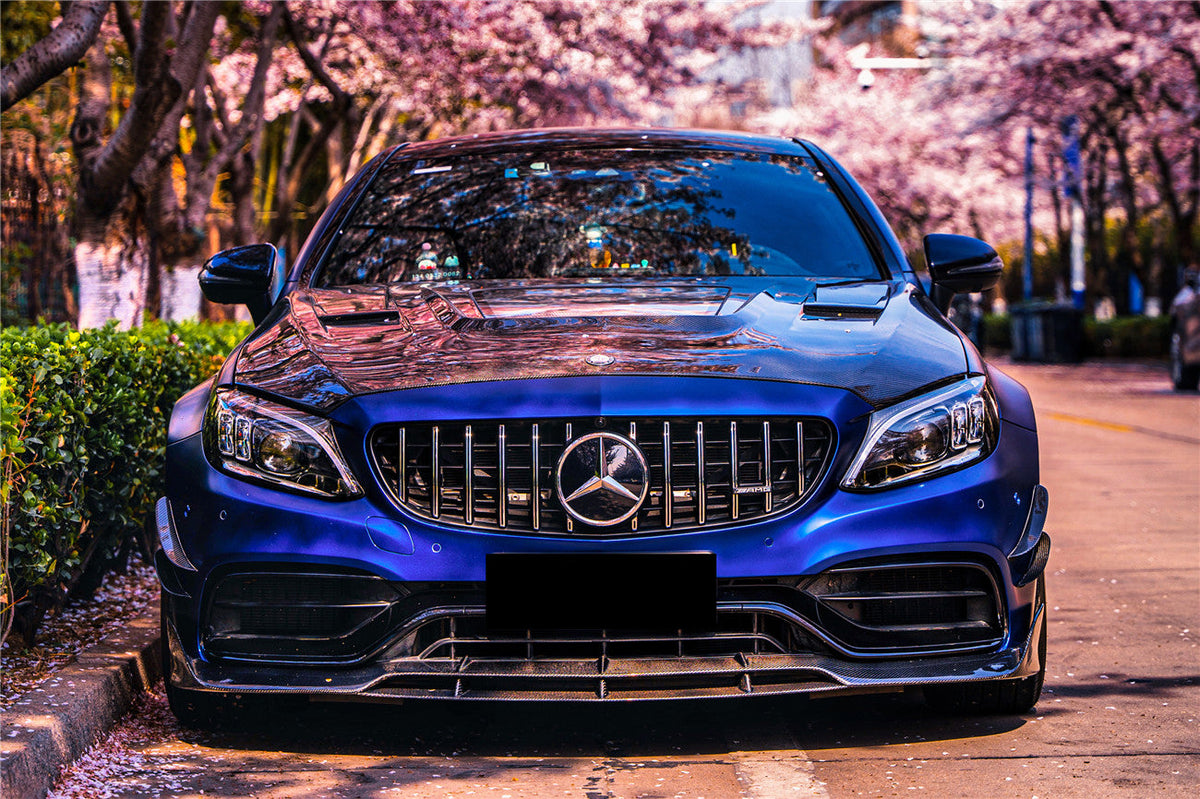 Kék Mercedes-AMG C63 W205 facelift elölről, szellőzős motorháztetővel és bordázott első koptatóval (BRS Style)