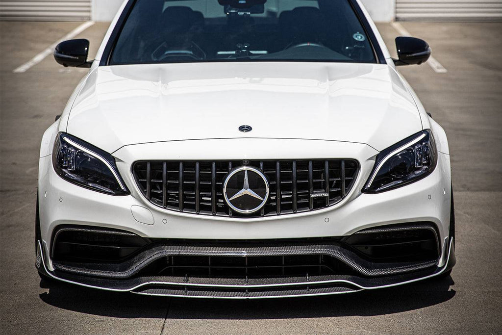 Fehér Mercedes-AMG C63 W205 facelift elölnézete, bordázott első koptatóval és beömlő díszléccel (BRS Style)