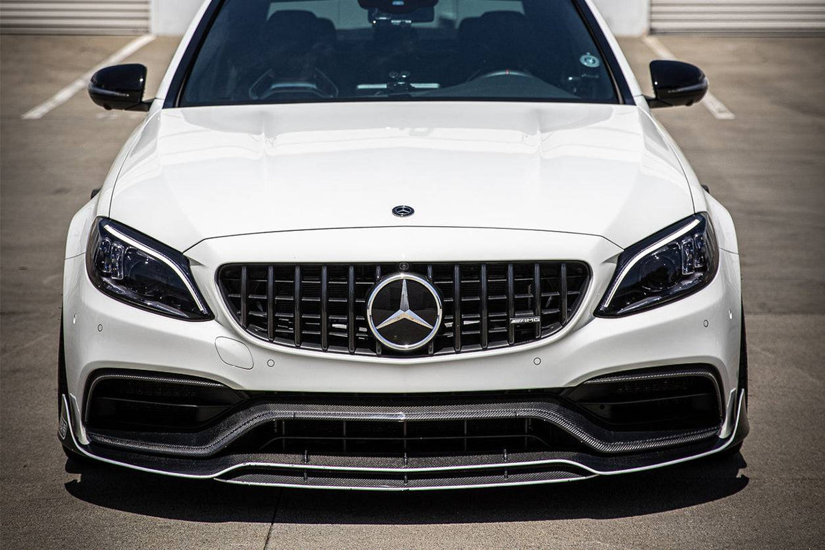 Fehér Mercedes-AMG C63 W205 facelift elölnézete, bordázott első koptatóval és beömlő díszléccel (BRS Style)