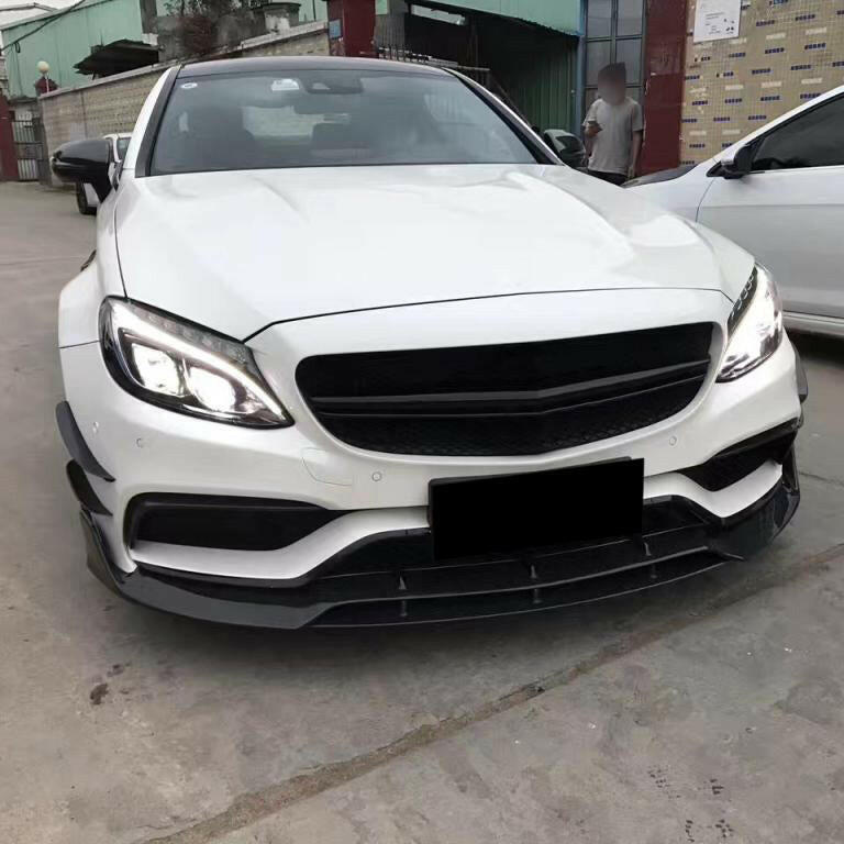Fehér, facelift előtti Mercedes-AMG C63 elölről, felszerelt bordázott carbon első koptatóval (BRS Style)