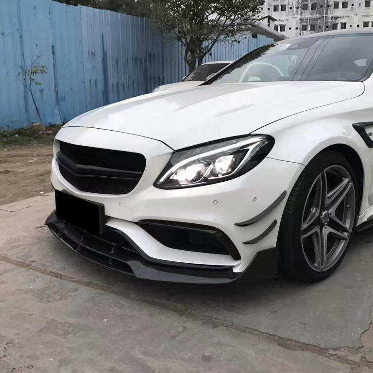 Fehér, facelift előtti Mercedes-AMG C63 W205 háromnegyedes elölnézete, bordázott koptatóval és canardokkal (BRS Style)