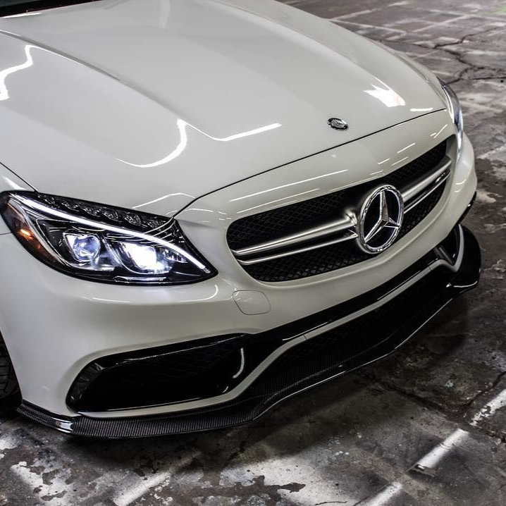 Fehér, facelift előtti Mercedes-AMG C63 W205 közelről, felszerelt keskeny carbon első koptatóval (GTX Style)
