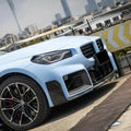 Világoskék bmw m3 első koptatók carbon fiber kipufogó rendszerrel fekete karbon színű kiemelésekkel és többszínű könnyűfém keréktárcsákkal