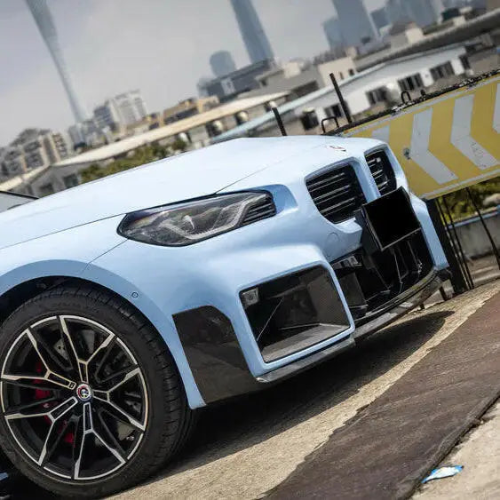 Világoskék bmw m3 első koptatók carbon fiber kipufogó rendszerrel fekete karbon színű kiemelésekkel és többszínű könnyűfém keréktárcsákkal