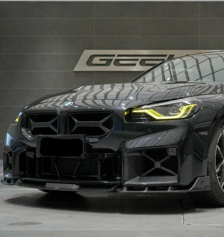 Fekete karbon szálas első koptatók bmw g87 m2-höz sárga led fényszórókkal, ideális kipufogó rendszer kombináláshoz