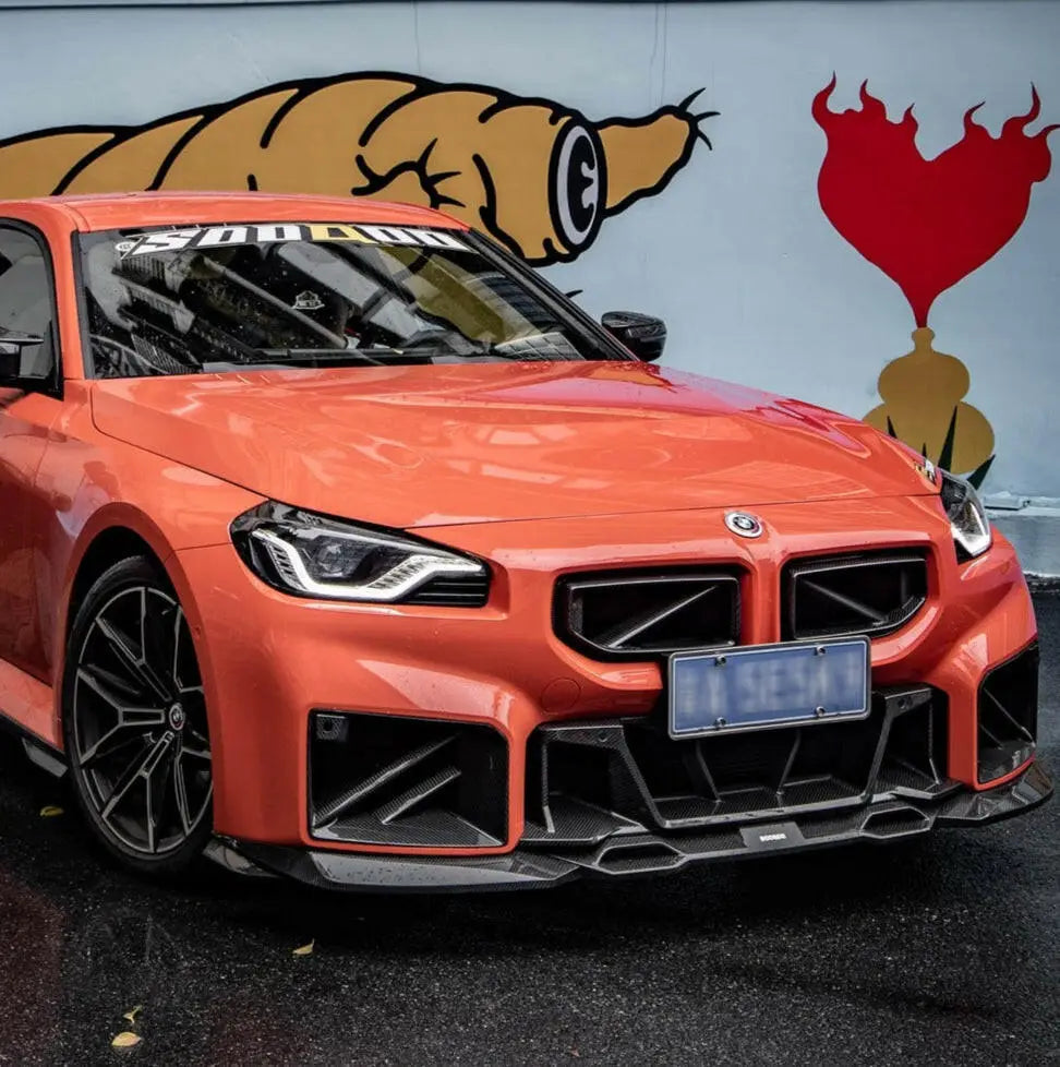 Vibráló narancssárga bmw m2 carbon fiber első koptató a g87 modellhez fekete alufelnik mellett kipufogó rendszerhez