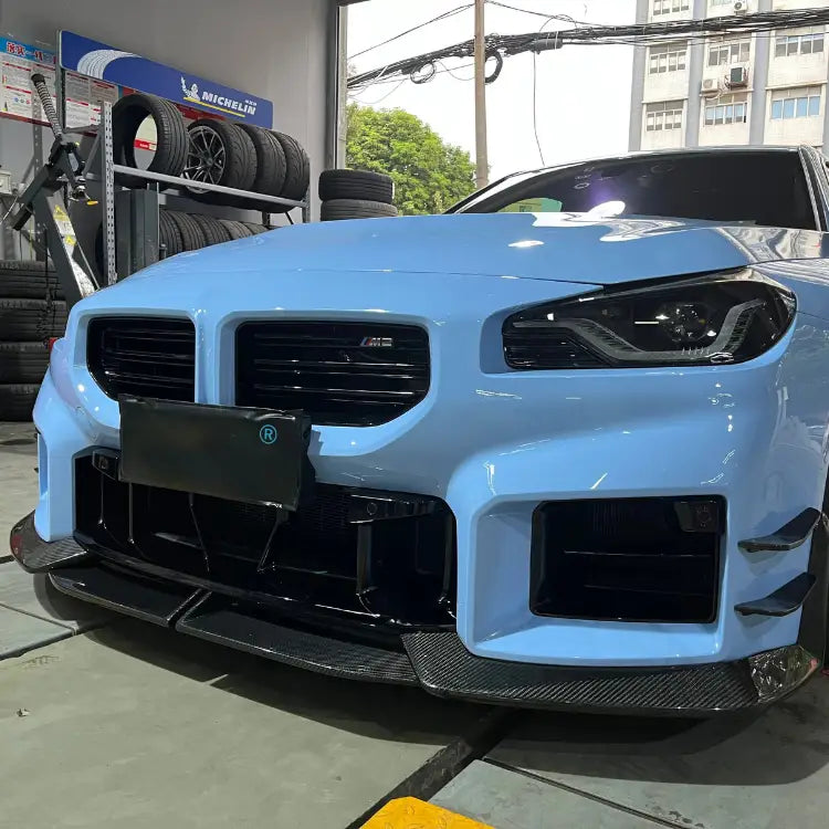 Világoskék bmw g87 m2 karbon szálas első koptató fekete karbonszálas kipufogó rendszerrel