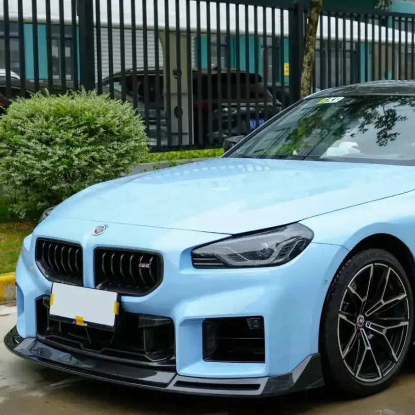 Világoskék bmw g87 m2 sedan fekete hűtőrács carbon fiber első koptatók a bmw m3 kipufogó rendszerhez