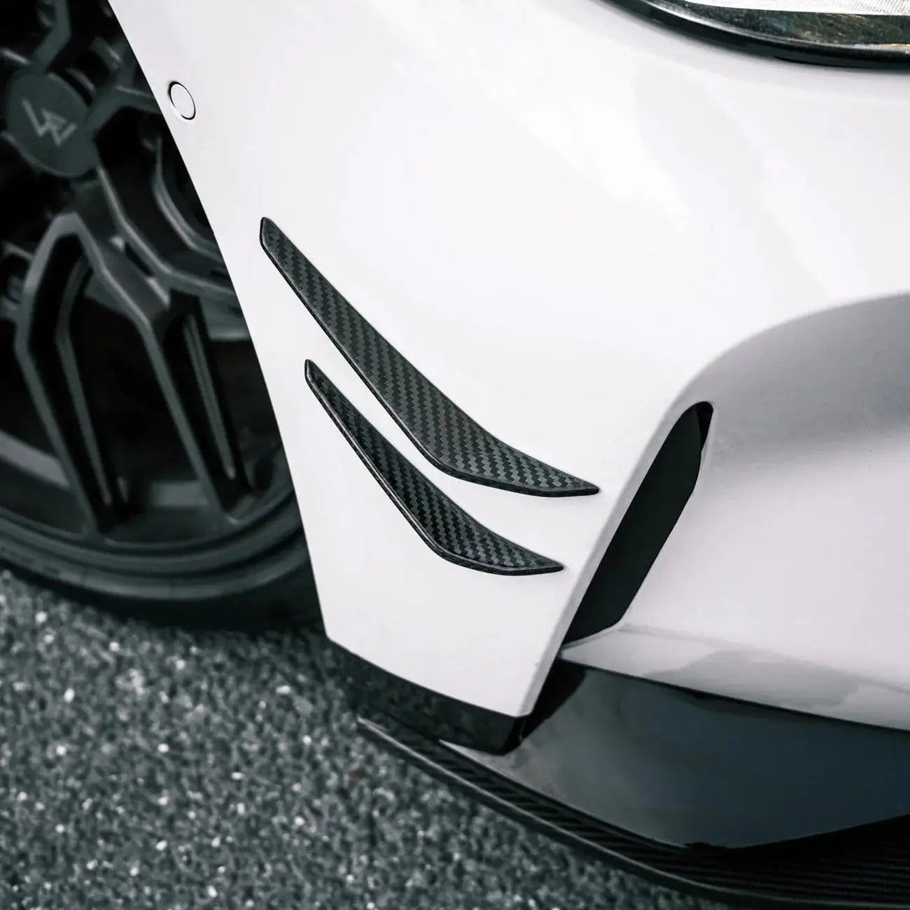 Fekete carbon fiber texturált első légterelő kis szárnyak side skirt decal fehér bmw m3 kipufogó rendszerhez