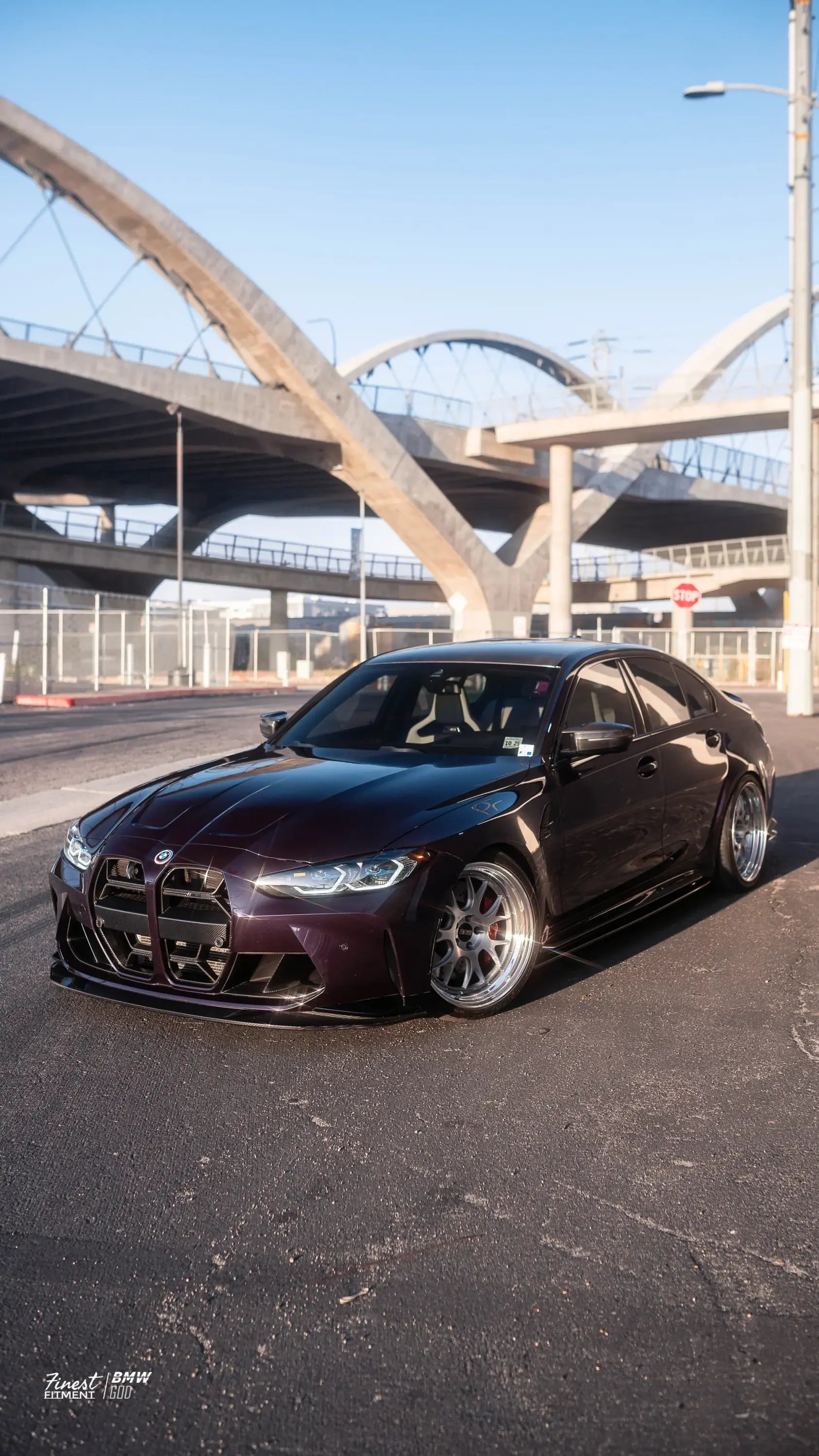 Sötét lila bmw m3 sportos fekete karbon fiber első lökhárító vese kipufogó rendszerrel és egyedi keréktárcsákkal