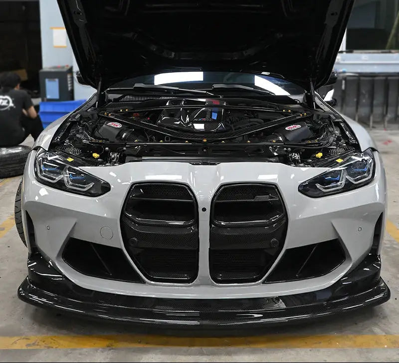 Fehér bmw m3 fekete vesékkel és carbon fiber első lökhárító a bmw m3 kipufogó rendszeréhez