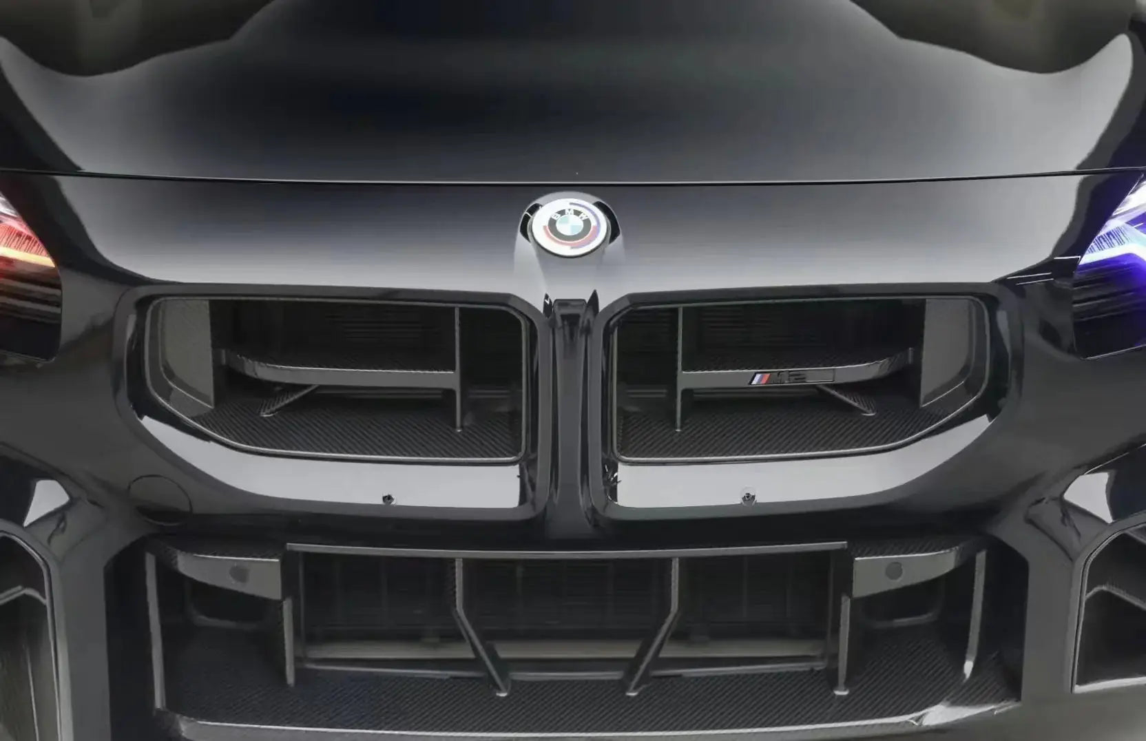 Fekete carbon fiber első lökhárító vesék bmw g87 m2 előtt led világítással és bmw m3 kipufogó kompatibilis
