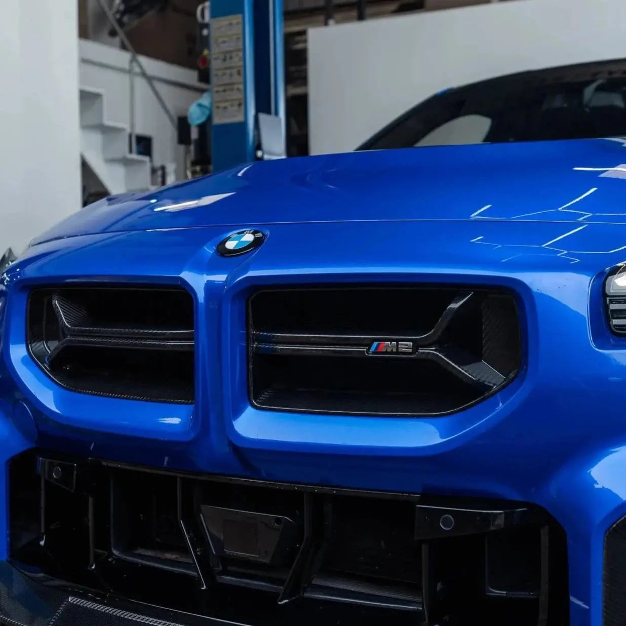 Vibráló kék bmw m2 első lökhárító vesék carbon fiber fekete szénszálas kipufogó rendszerrel és grillszegmensekkel