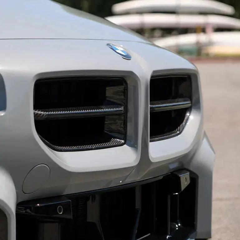 Ezüst bmw g87 m2 első lökhárító vesék carbon fiber betétekkel kipufogó rendszer kompatibilis