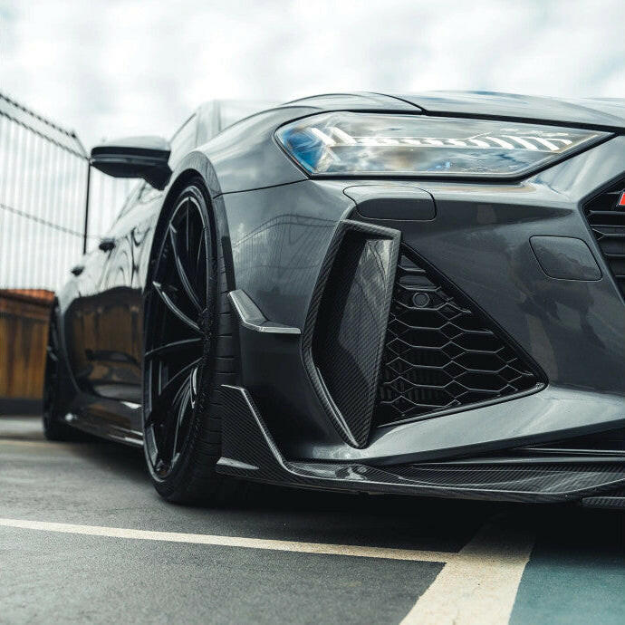 Szürke Audi RS6 C8 / RS7 C8 alacsony első 3/4-es nézetből, carbon légcsatorna kerettel (Euro V1 Style)