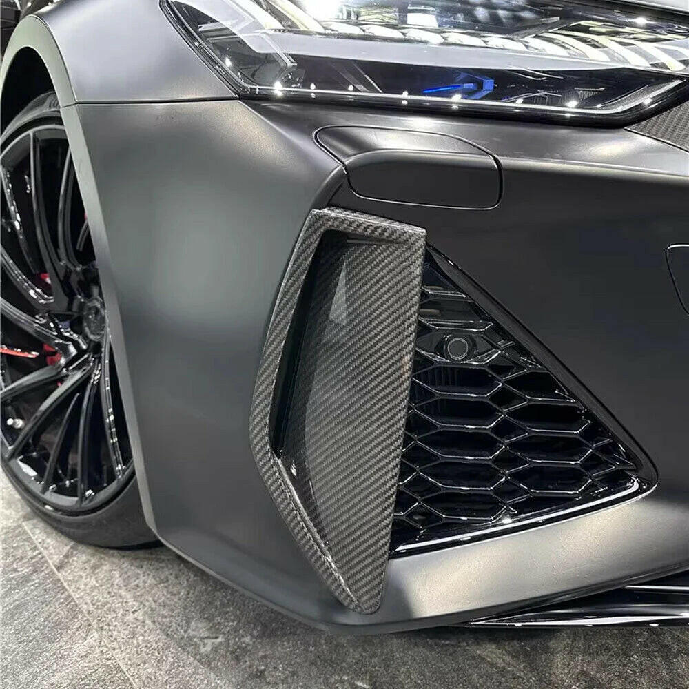 Matt szürke Audi RS6 C8 / RS7 C8 első sarka közelről, beszerelt carbon légcsatorna kerettel (Euro V1 Style)