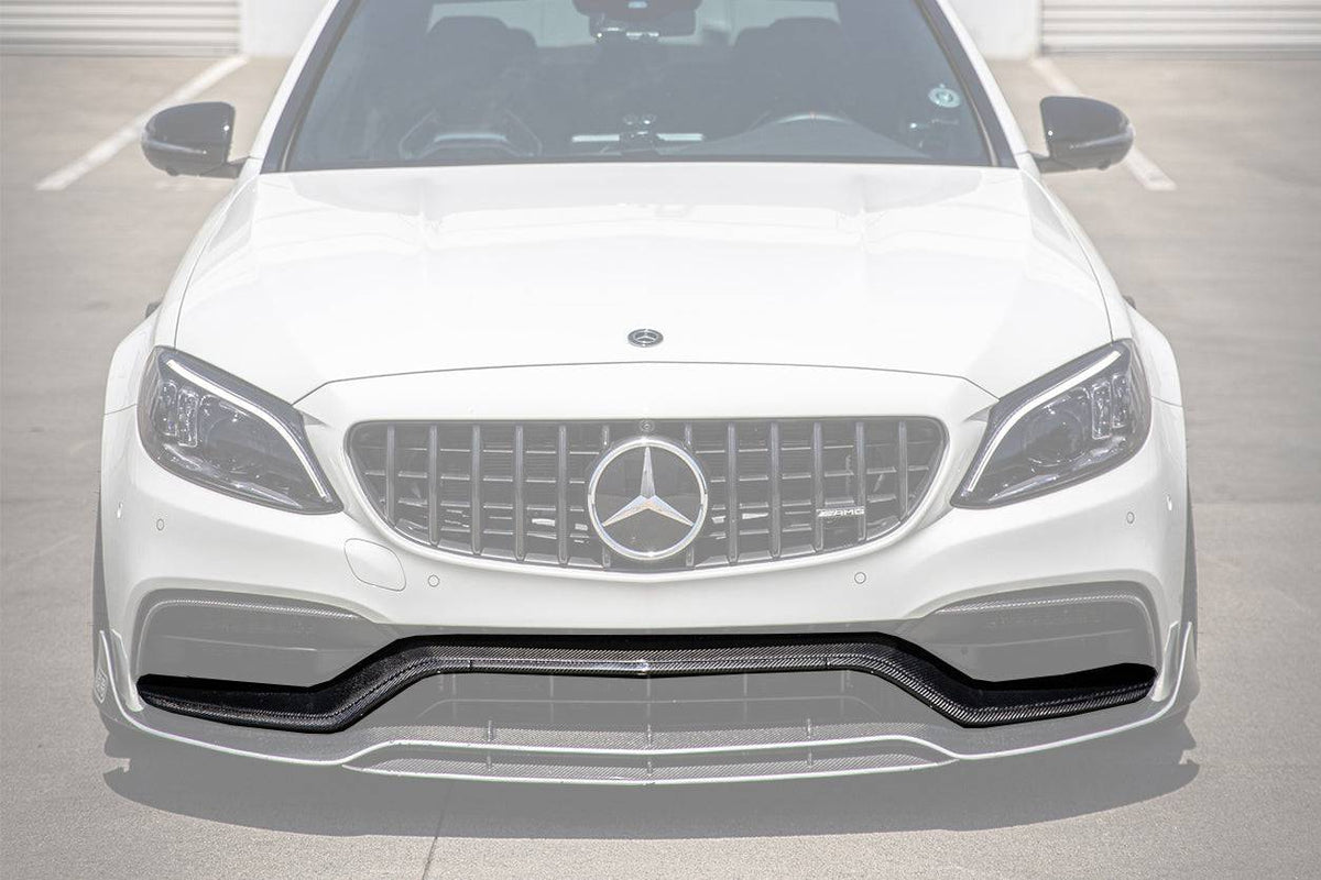 Fehér Mercedes-AMG C63 facelift eleje kiemelt carbon beömlő díszléccel – 4 részes díszléc szett koptatóval