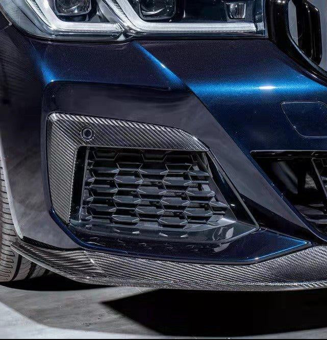 Sötétkék BMW G30 LCI első sarka közelről, felszerelt carbon külső légbeömlő kerettel (KB Style)