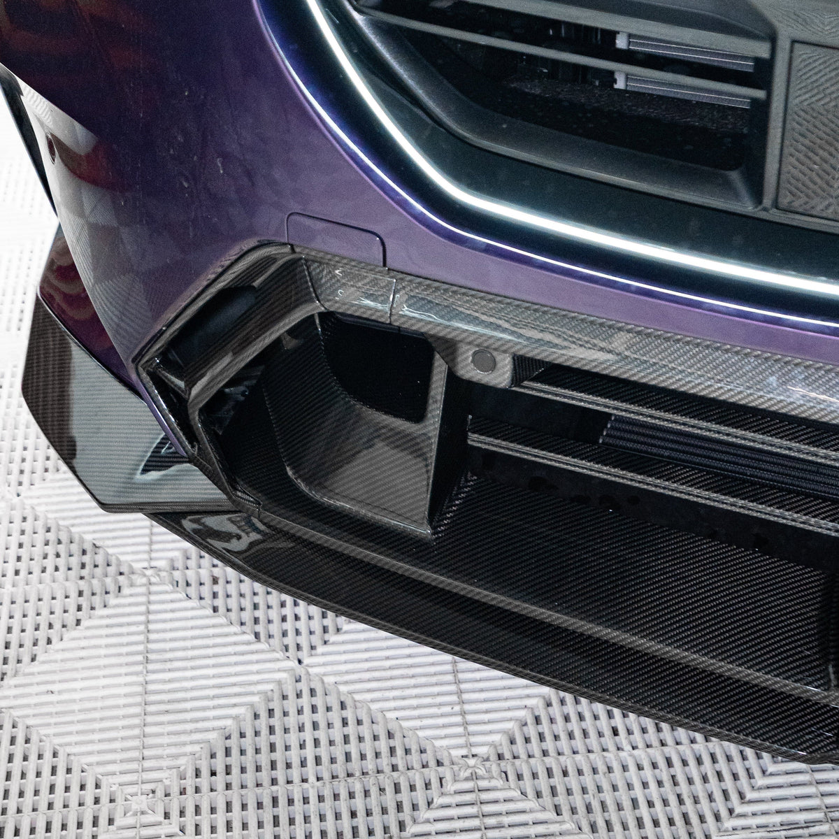 Bordás carbon fiber középső lökhárító díszléc lila BMW G90 M5-ön, 3/4 közelkép (SQ Style)